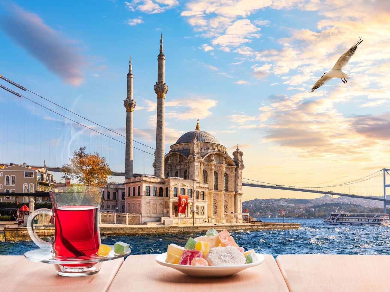 Семья в Стамбуле отведала местные деликатесы: фаршированные мидии, кумпир и кокореч