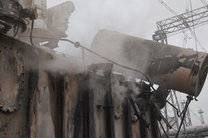 Працівники підстанцій, лінійні бригади й ремонтники "Укренерго" практично цілодобово виконують відновлювальні роботи