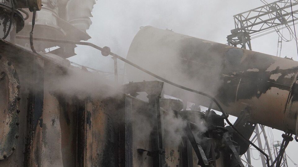 Сотрудники подстанций, линейные бригады и ремонтники "Укрэнерго" практически круглосуточно выполняют восстановительные работы