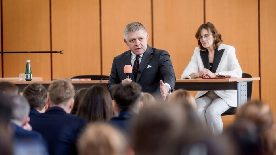 Фицо заявил на встрече со студентами, что ЕС планирует выделить €140 млрд на "продолжение войны в Украине"