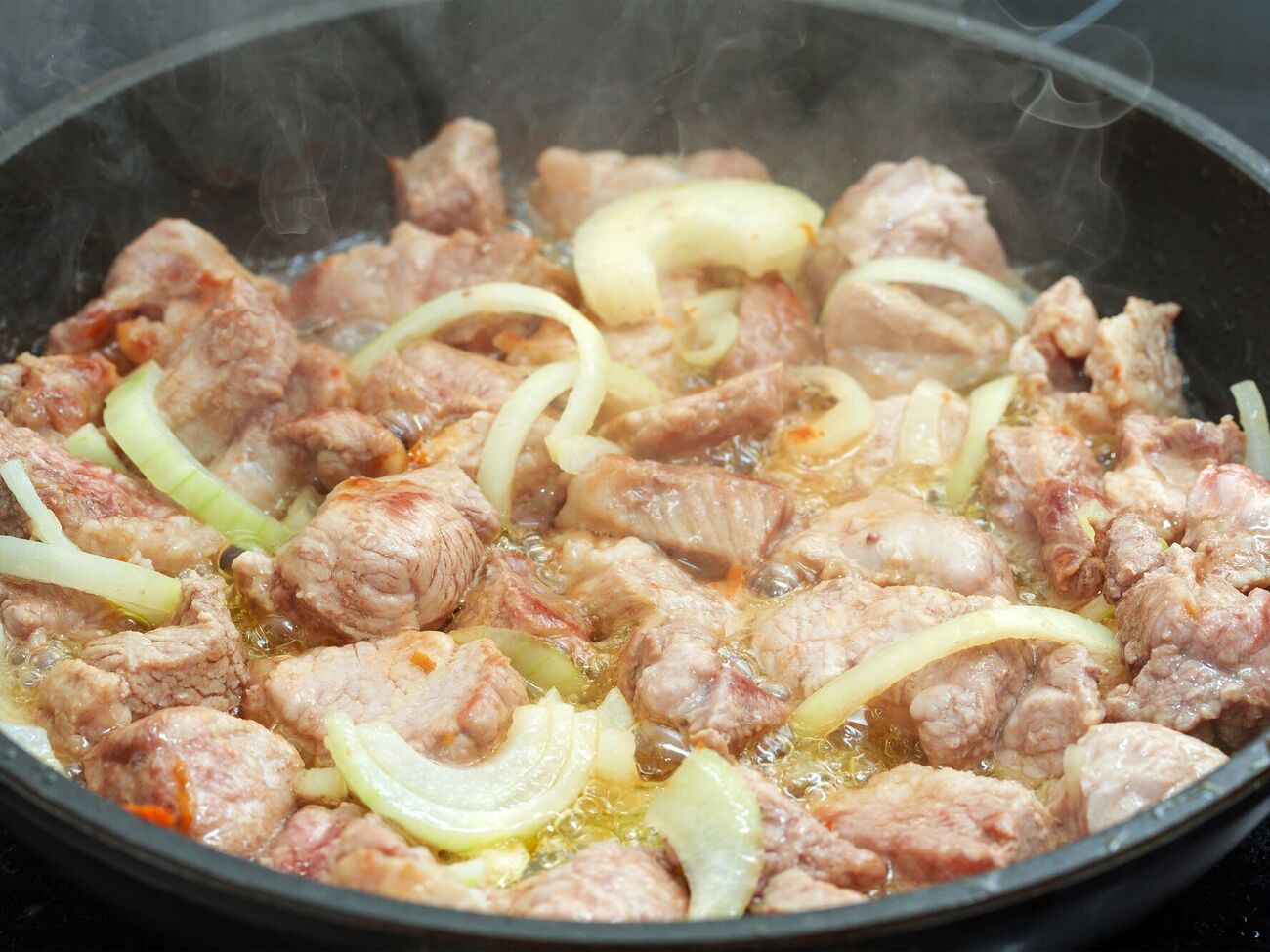 Лук придаст сочности мясу