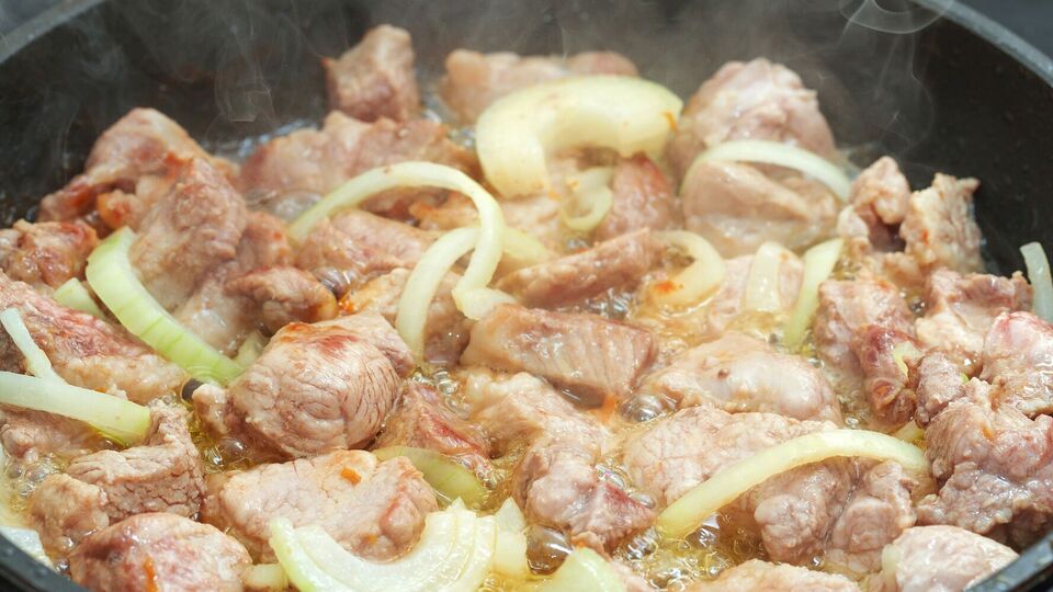 Лук придаст сочности мясу