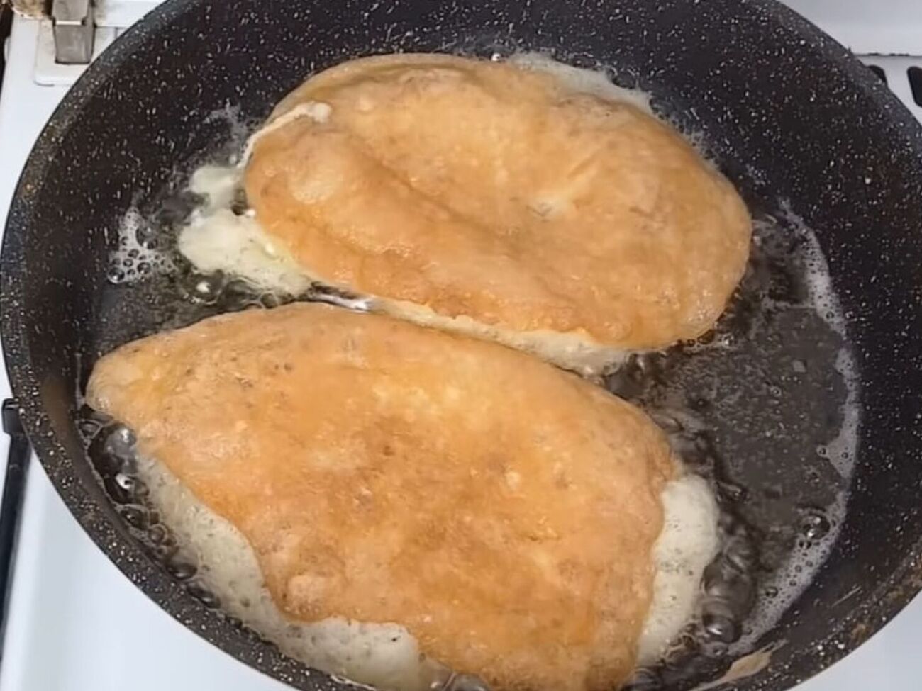 Обсмажте відбивні на сковороді з олією на малому вогні