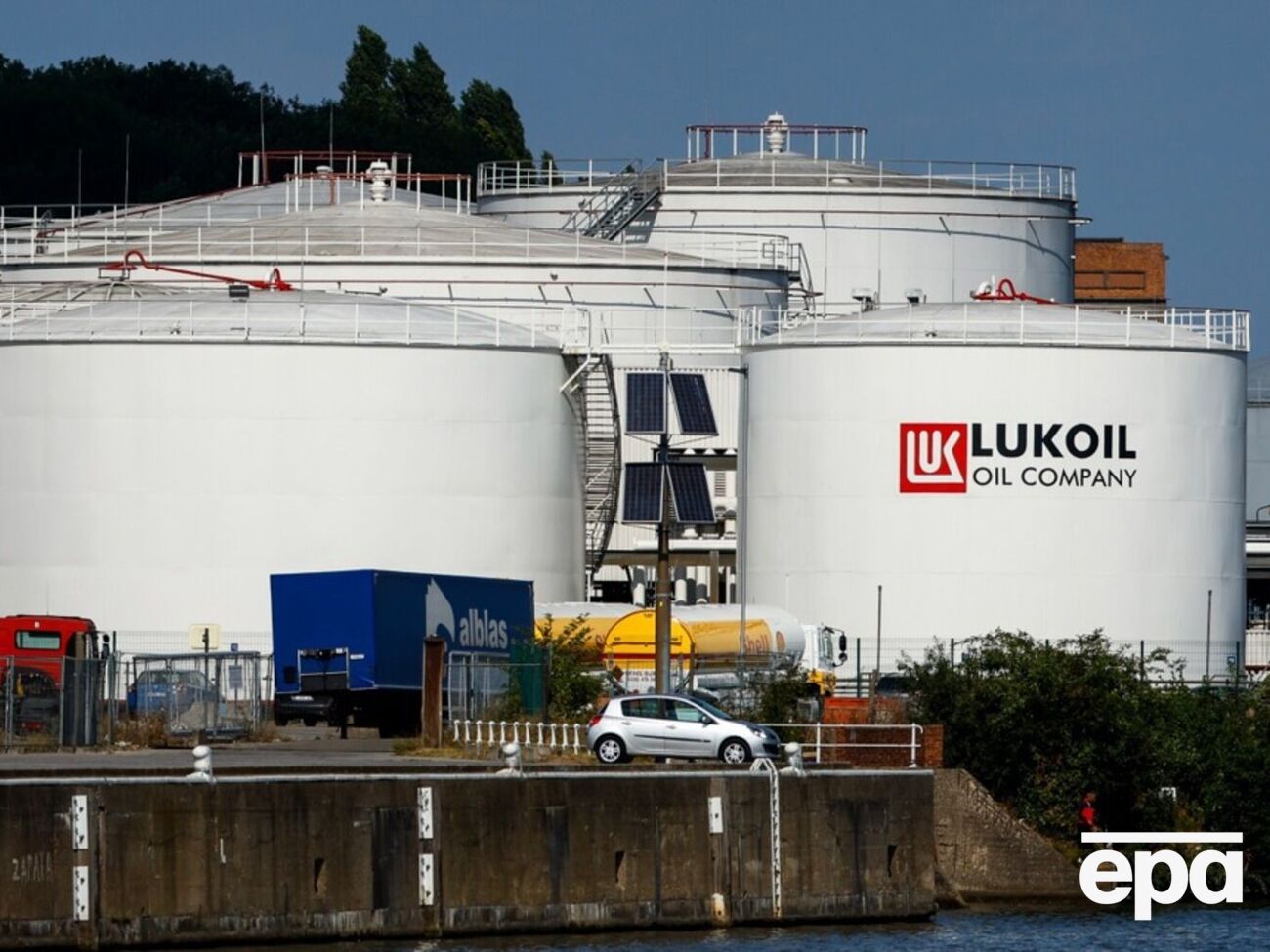 Інтерес до портфеля "Лукойлу" зріс останніми днями, повідомляє Bloomberg