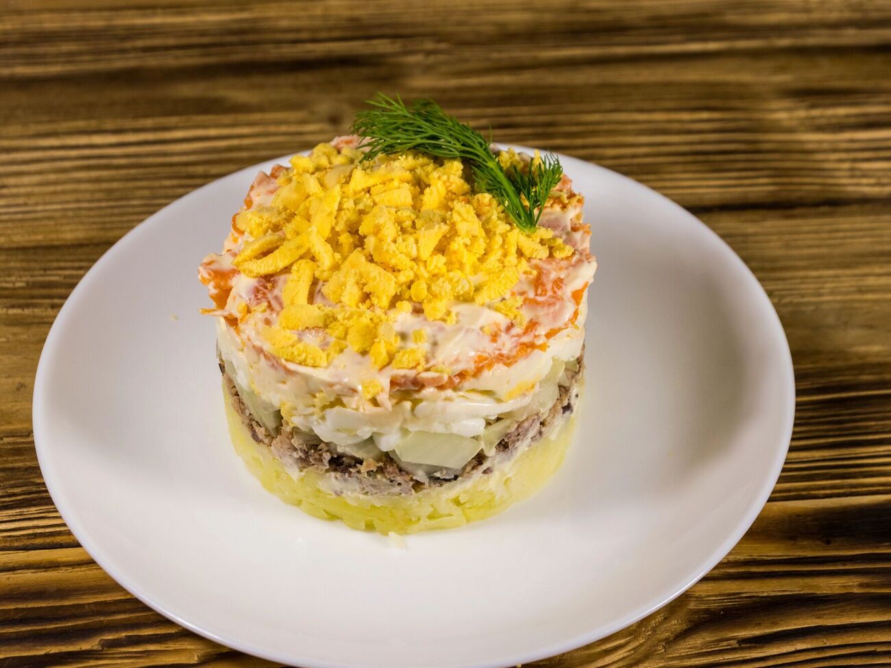 Салат можно подавать сразу после приготовления