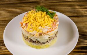 Салат можно подавать сразу после приготовления