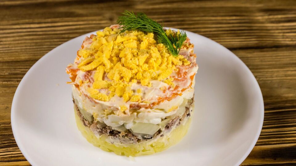 Салат можно подавать сразу после приготовления