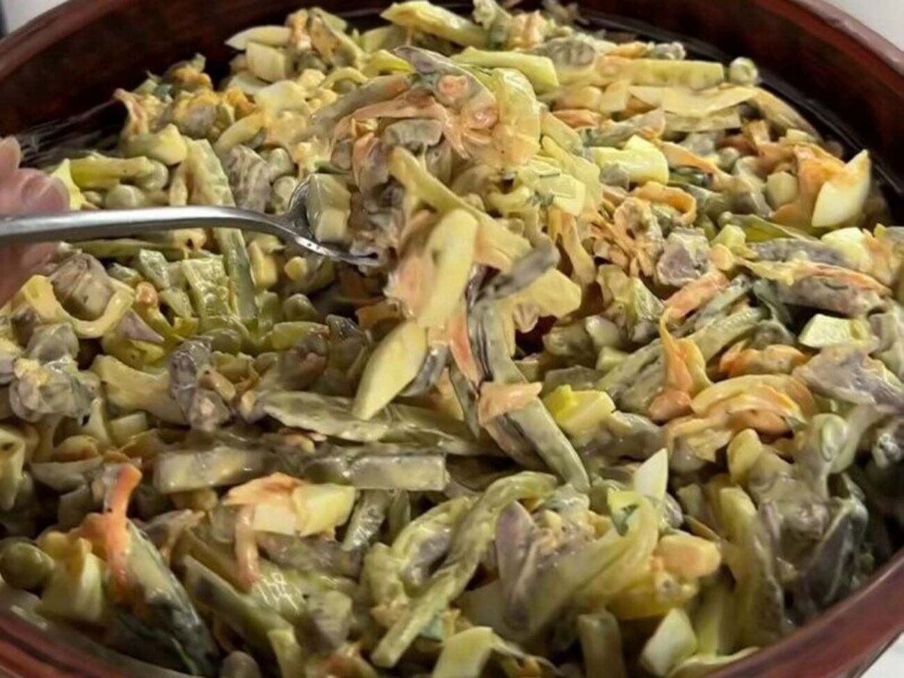 Для салату знадобляться морквина й цибулина