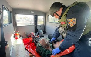 60-летнего раненого госпитализировали в тяжелом состоянии