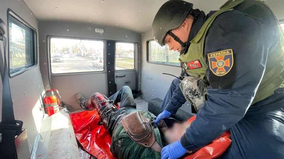 60-летнего раненого госпитализировали в тяжелом состоянии