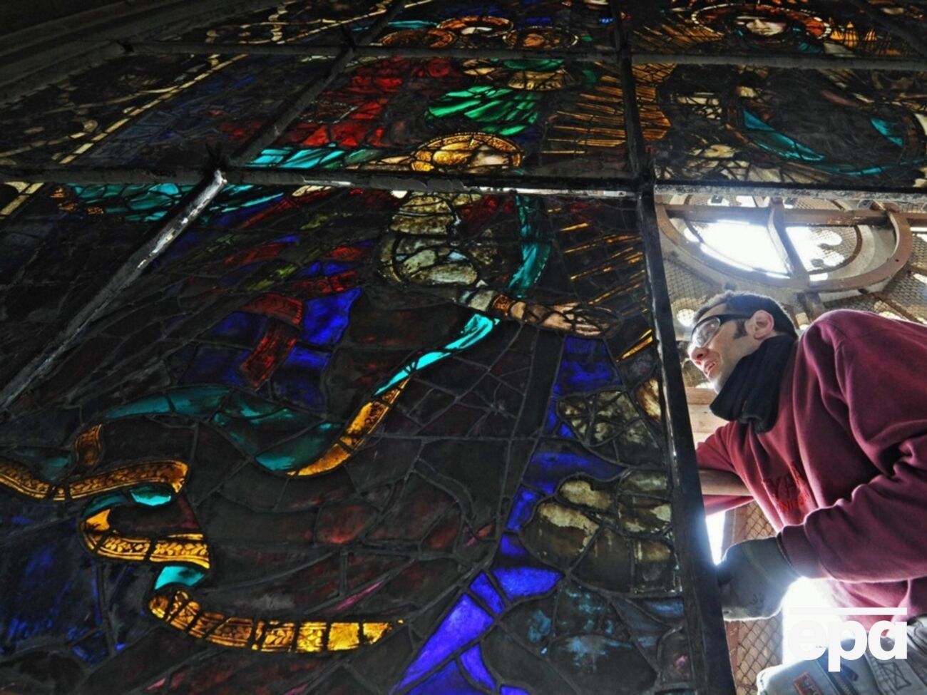 Политик повредил нижнюю часть исторического витража