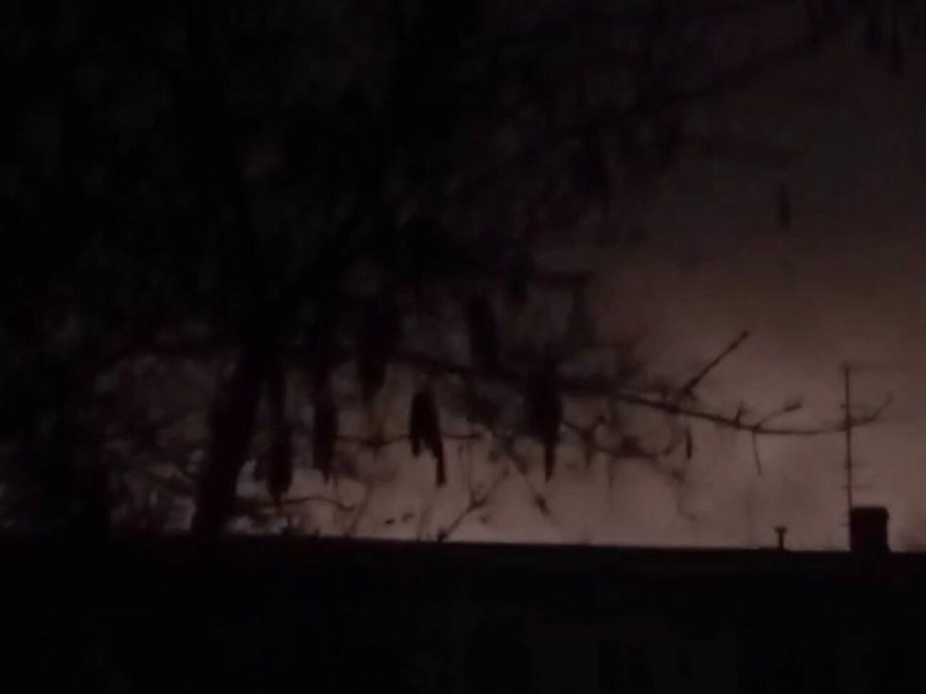 Над Новокуйбышевским НПЗ зафиксировали яркие вспышки, местные сообщили о взрывах