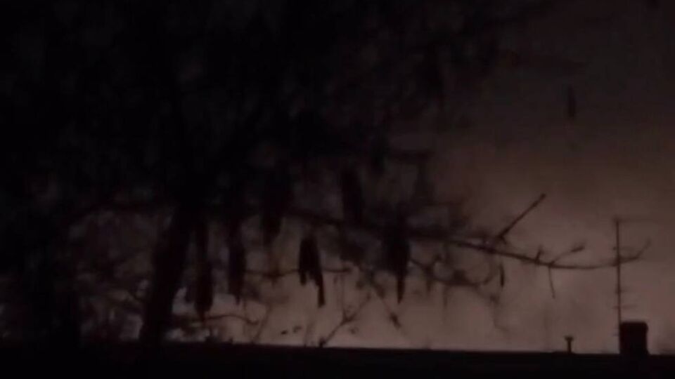 Над Новокуйбышевским НПЗ зафиксировали яркие вспышки, местные сообщили о взрывах