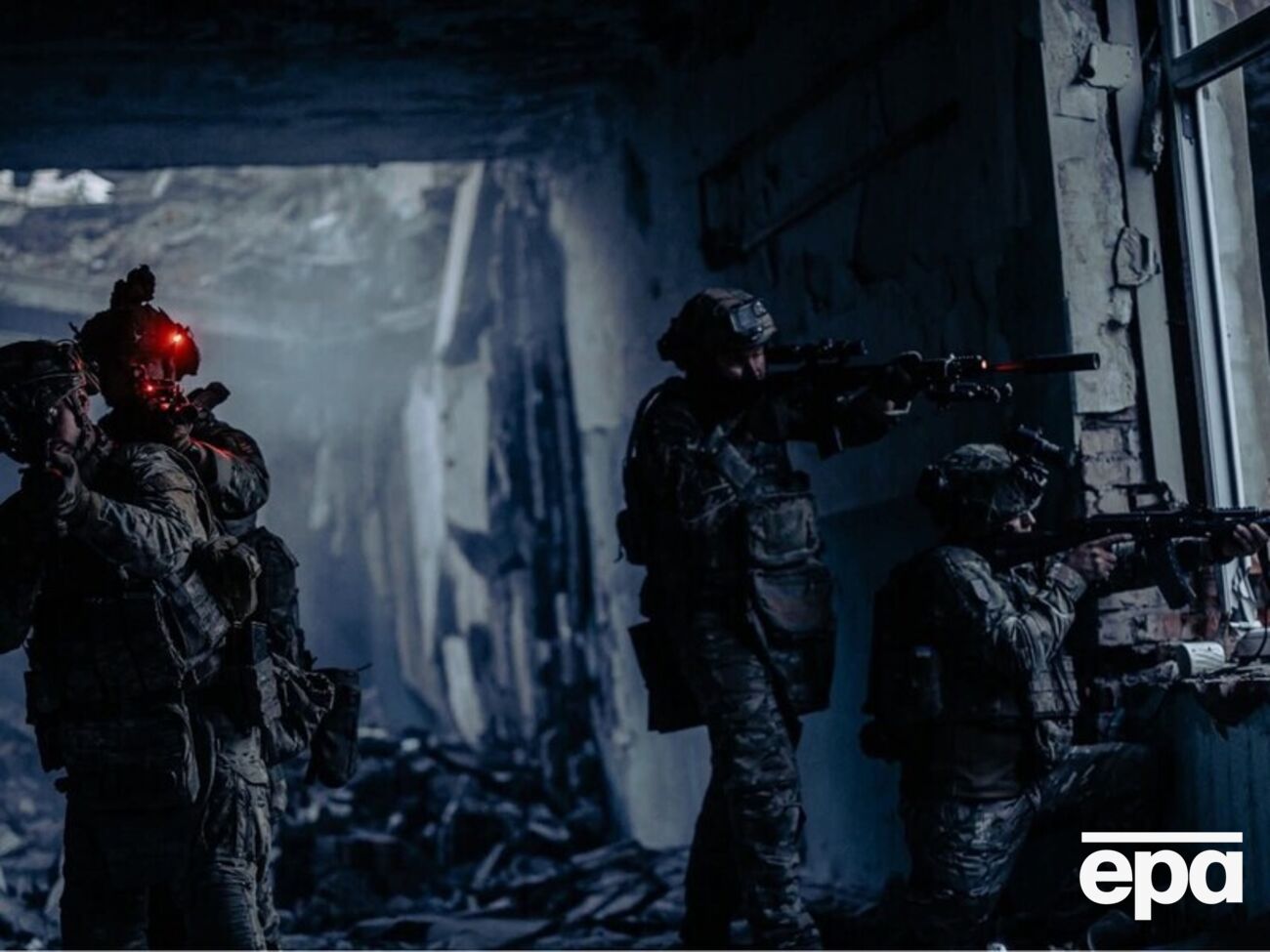 За словами Волошина, українські захисники шукають і знищують групи російських військових