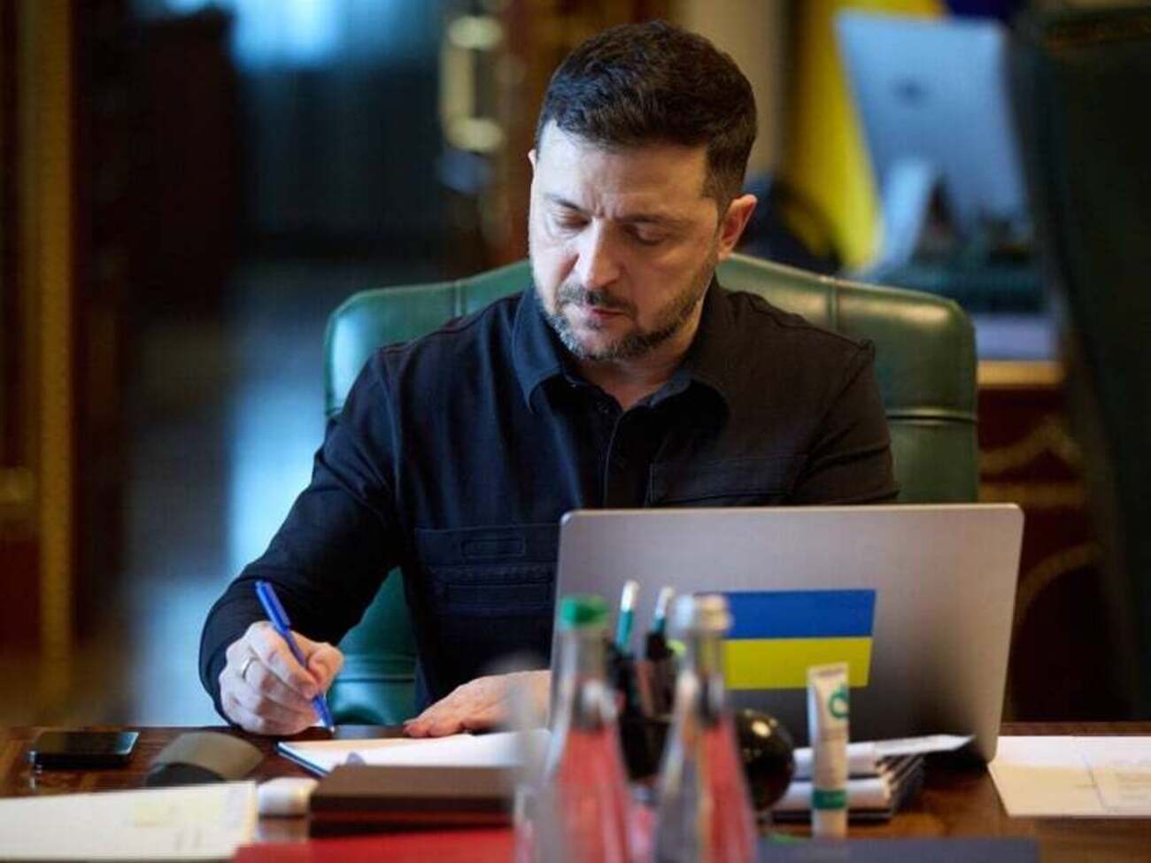 За словами Зеленського, із 18 листопада повністю запрацює можливість подавати заявки також через "Укрпошту"