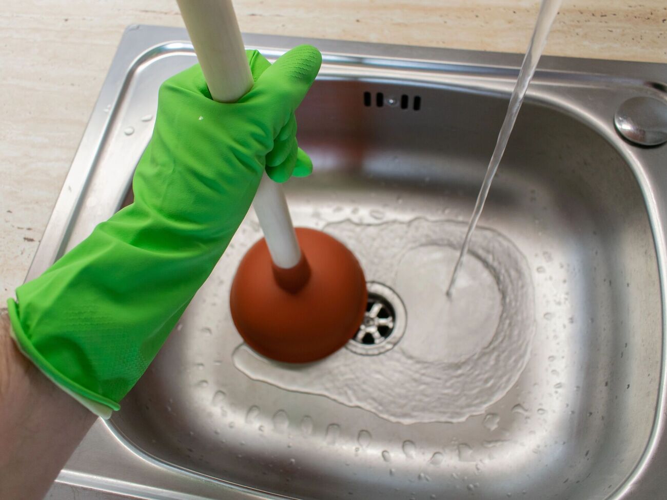Прочищать раковину нужно каждые две недели