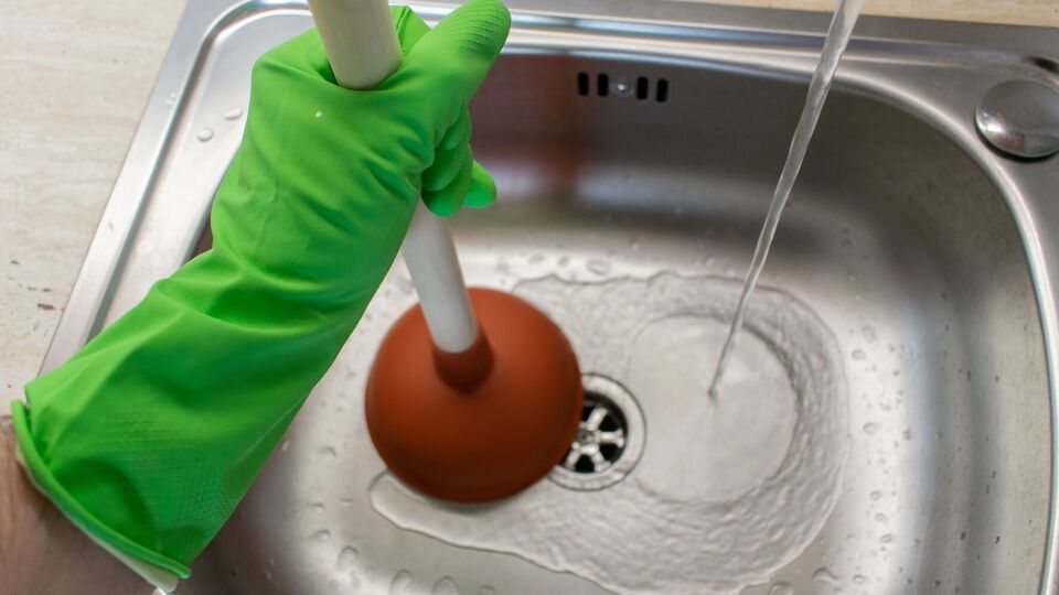 Прочищать раковину нужно каждые две недели