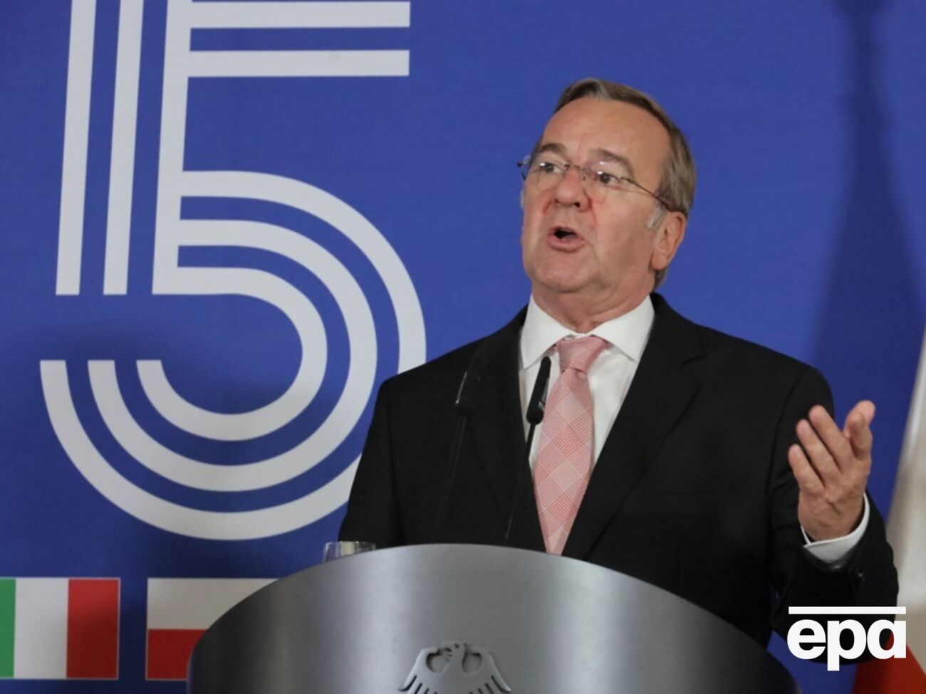 Глава минобороны добавил, что в его армии уже применяют дроны для разведки и обучения