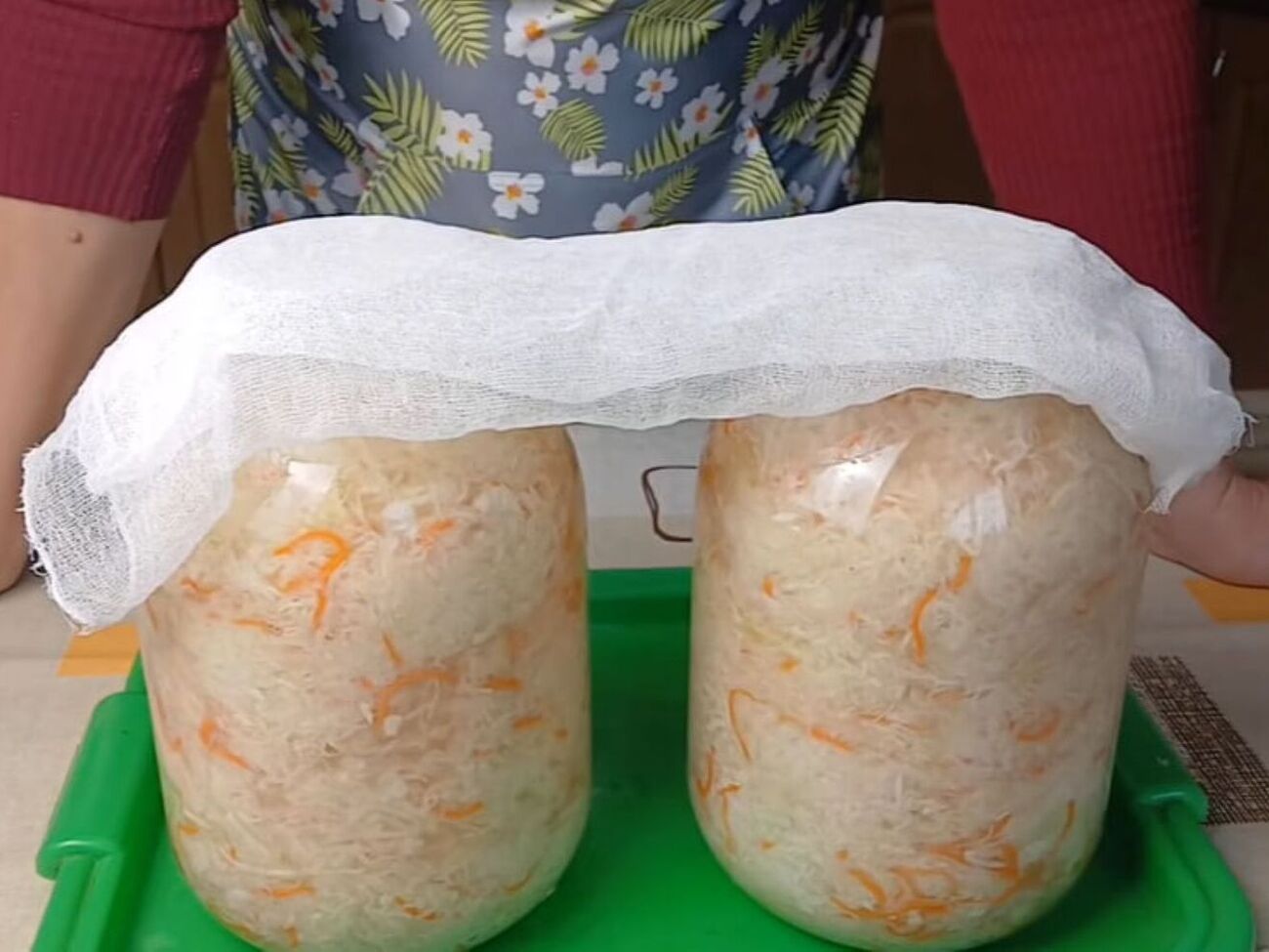 Спустя 72 часа банки с капустой нужно накрыть крышками и поставить в холодильник