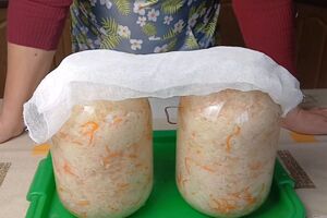 Спустя 72 часа банки с капустой нужно накрыть крышками и поставить в холодильник