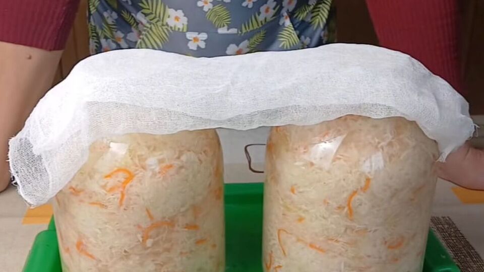 Спустя 72 часа банки с капустой нужно накрыть крышками и поставить в холодильник