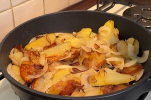 Если картофеля много, его лучше пожарить в несколько этапов