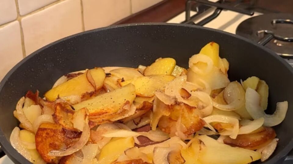 Если картофеля много, его лучше пожарить в несколько этапов