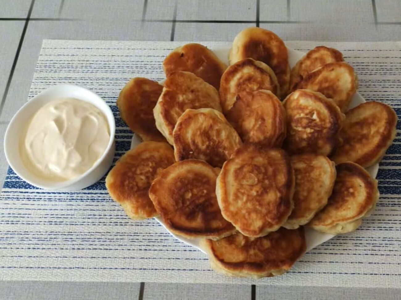 Обжарьте оладьи до готовности с двух сторон на небольшом огне