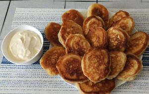 Обжарьте оладьи до готовности с двух сторон на небольшом огне