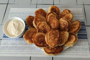 Обжарьте оладьи до готовности с двух сторон на небольшом огне