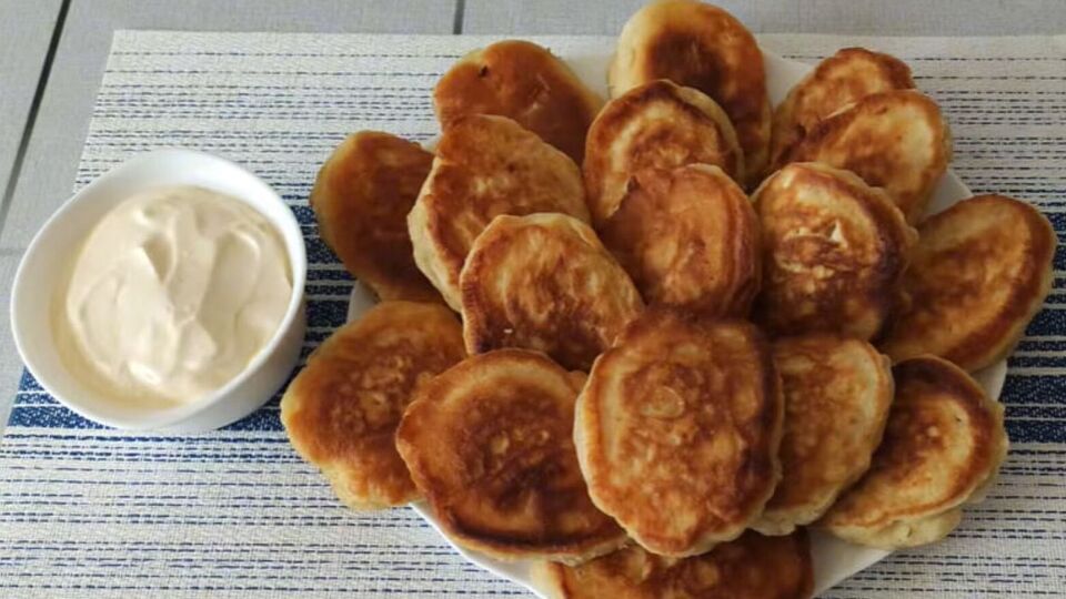 Обжарьте оладьи до готовности с двух сторон на небольшом огне