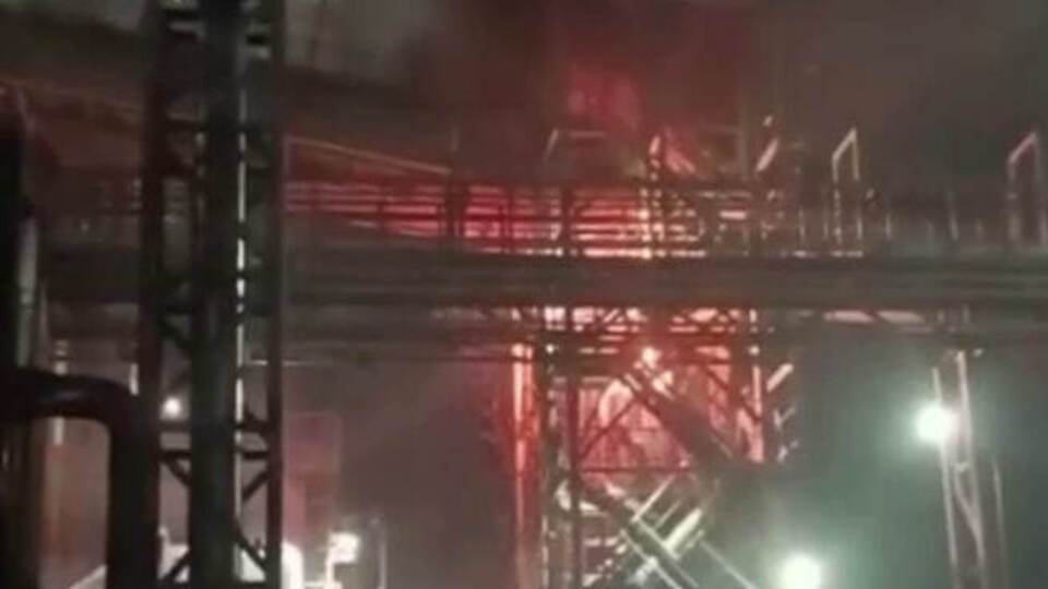 У РФ сталася масштабна пожежа на заводі "Цинкум"