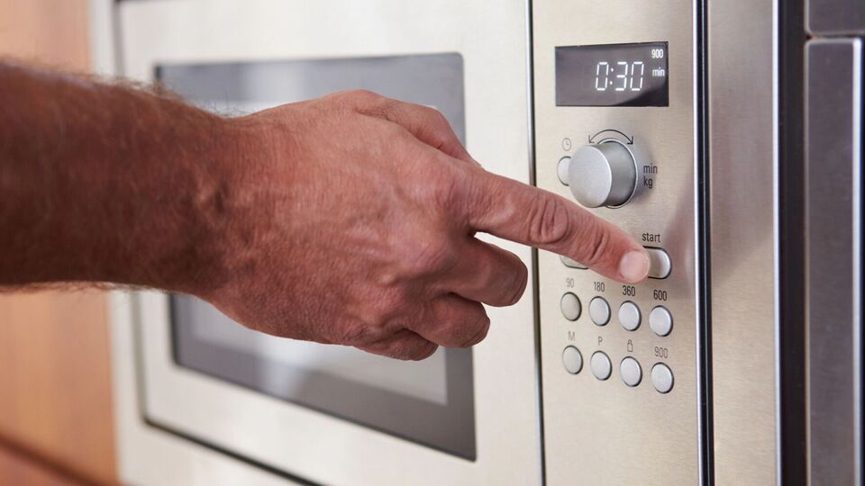 Для очистки микроволновки понадобится вода и уксус