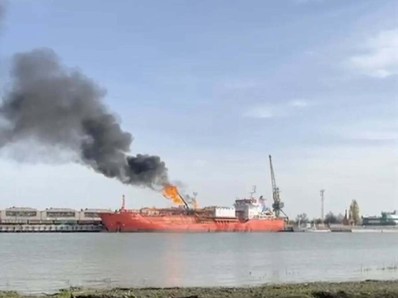 Горящий танкер стоит напротив Плауру через Дунай