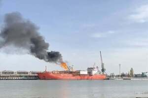 Горящий танкер стоит напротив Плауру через Дунай