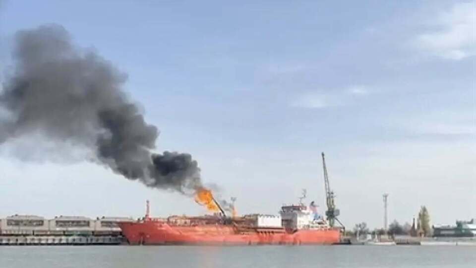 Горящий танкер стоит напротив Плауру через Дунай