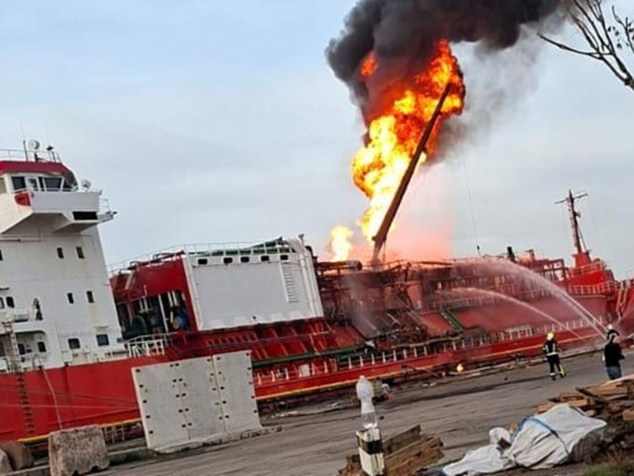 После российского обстрела горело судно Orinda