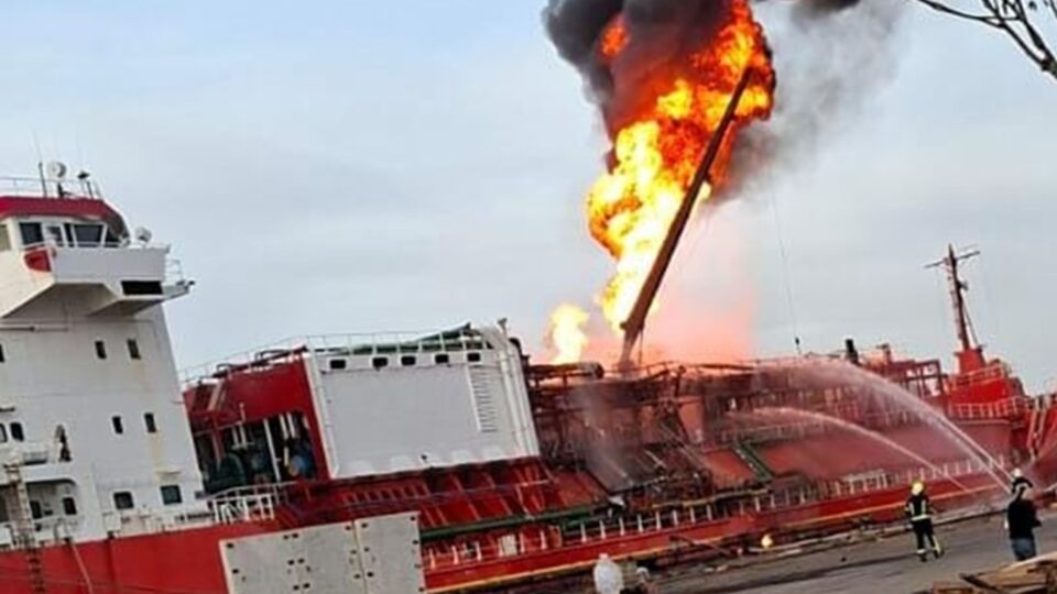 После российского обстрела горело судно Orinda