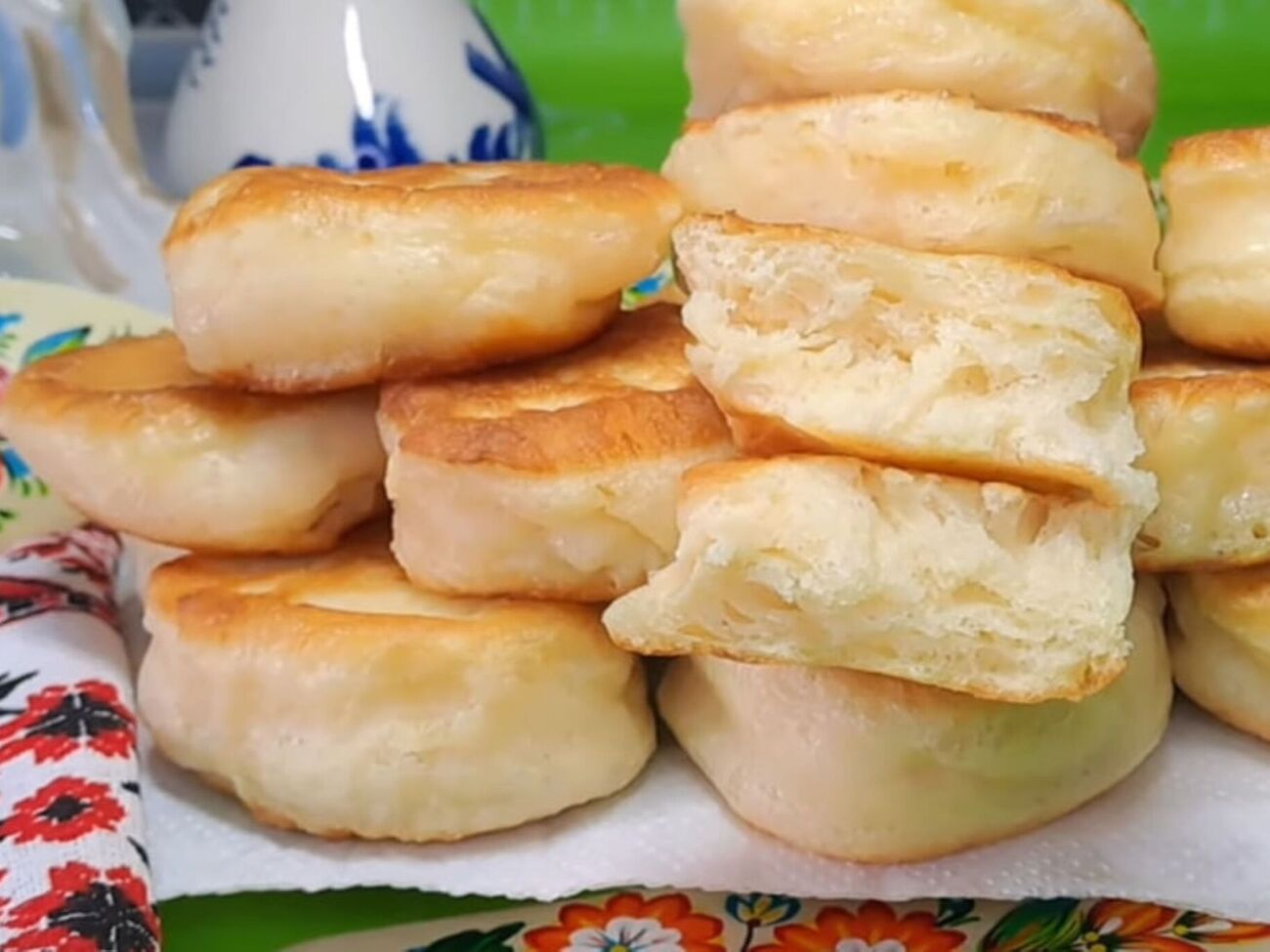 Подавайте оладьи с медом или сметаной