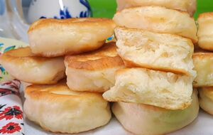 Подавайте оладьи с медом или сметаной