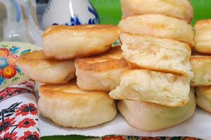 Подавайте оладки з медом або сметаною