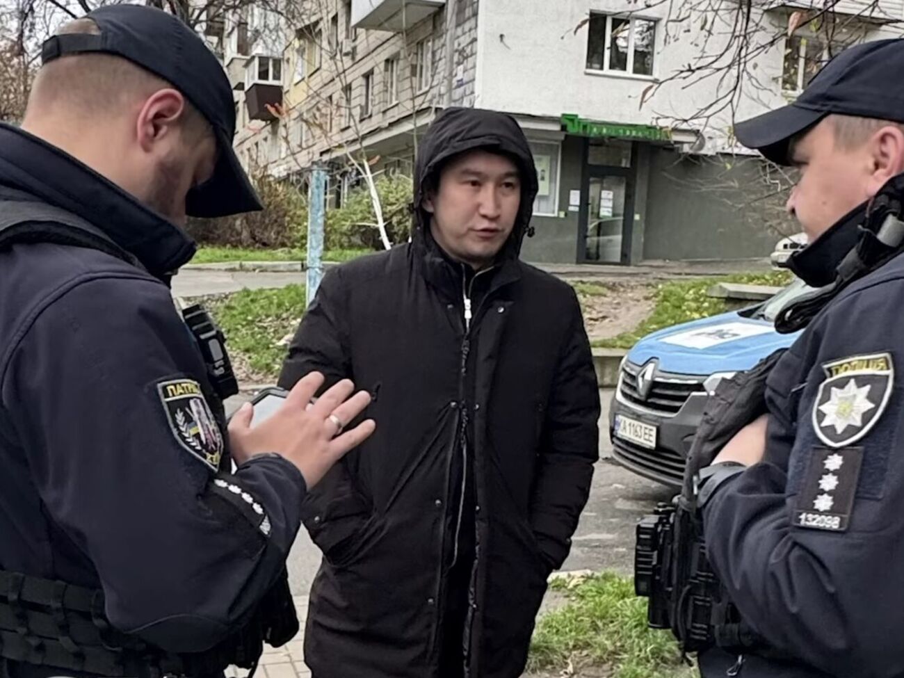 Чоловік, якого Садикова звинуватила у шпигунстві, назвався працівником посольства Казахстану в Києві