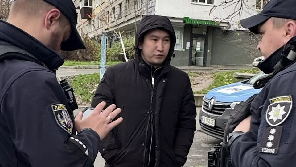 Мужчина, которого Садыкова обвинила в шпионаже, представился работником посольства Казахстана в Киеве