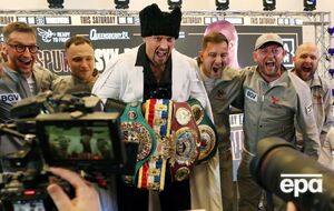 Усик відмовився від одного зі своїх чемпіонських поясів