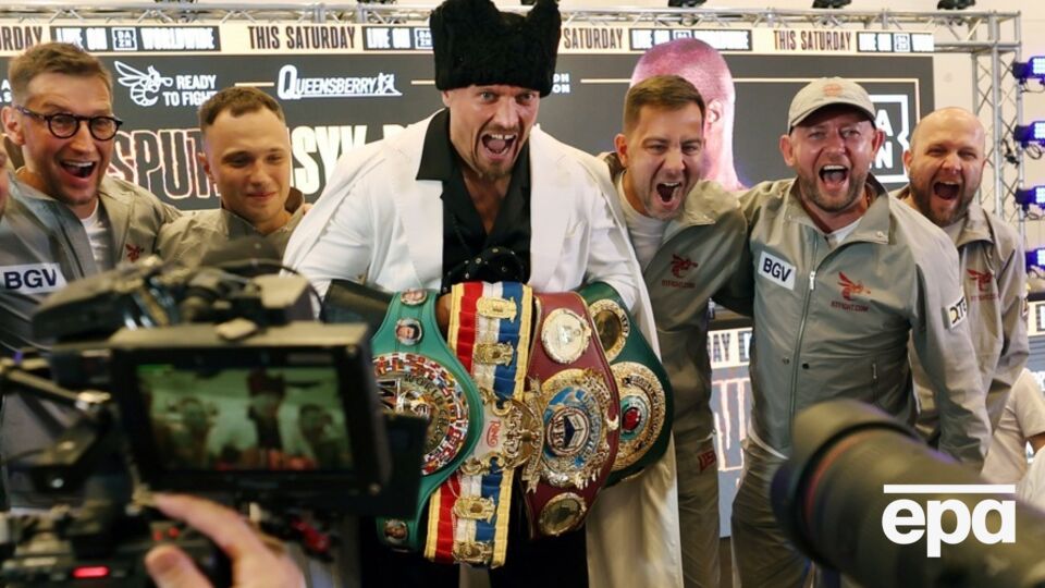 Усик відмовився від одного зі своїх чемпіонських поясів