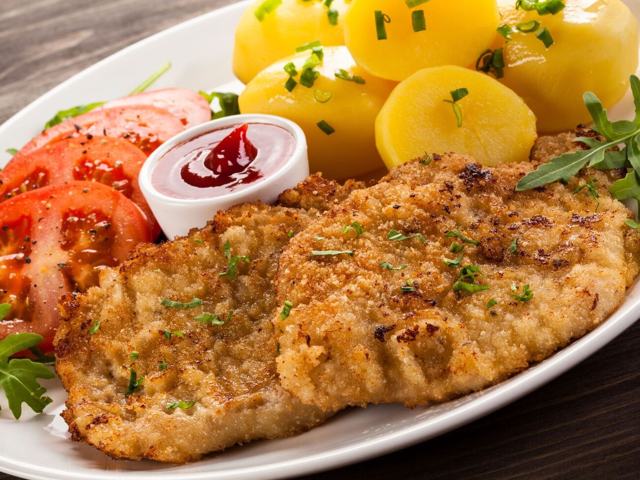 Для блюда понадобятся четыре соленых огурца