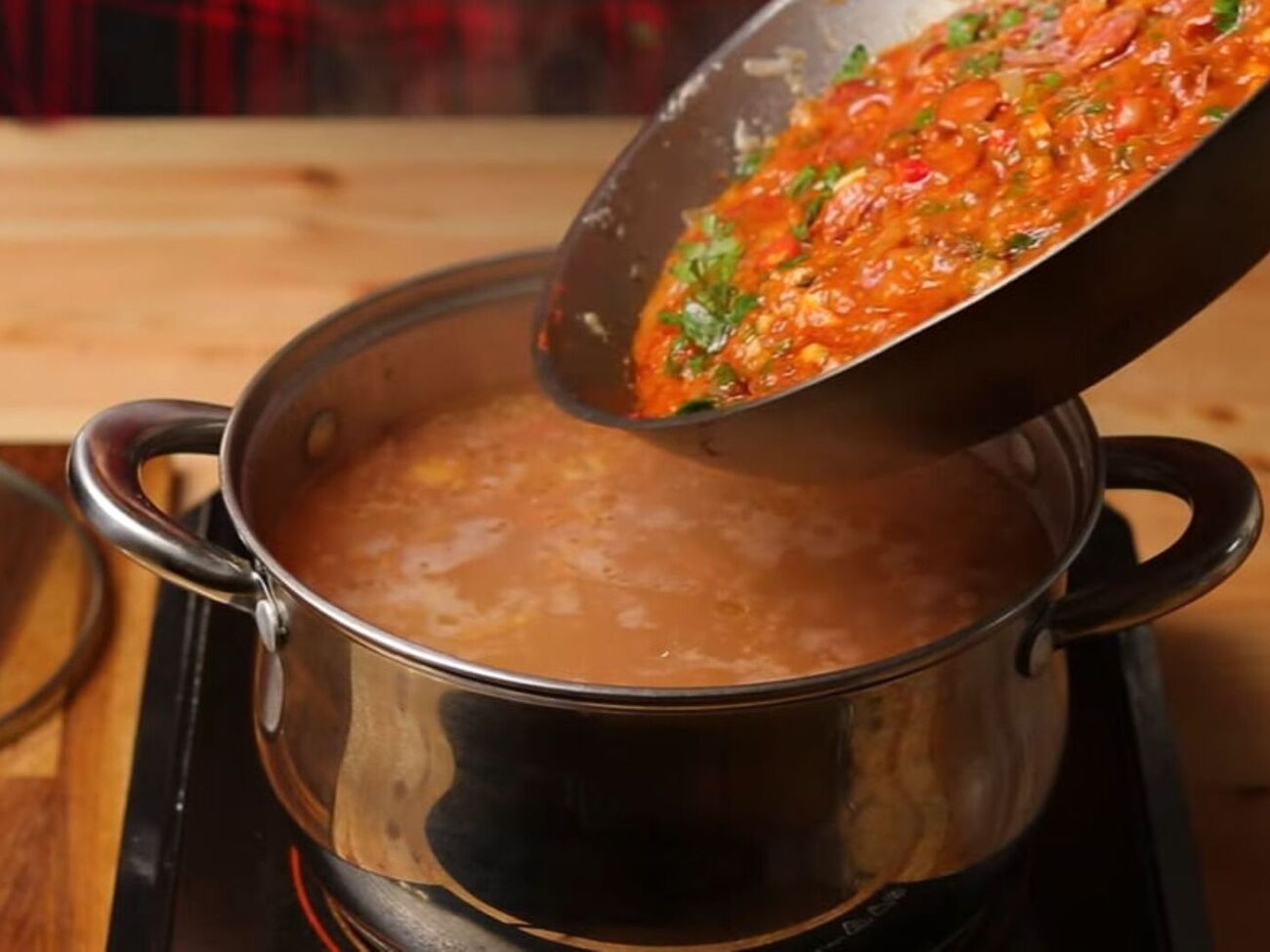 Для приготовления супа нужны копченые ребра и охотничьи колбаски