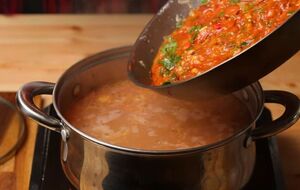 Для приготування супу потрібні копчені ребра й мисливські ковбаски