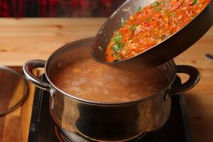 Для приготування супу потрібні копчені ребра й мисливські ковбаски