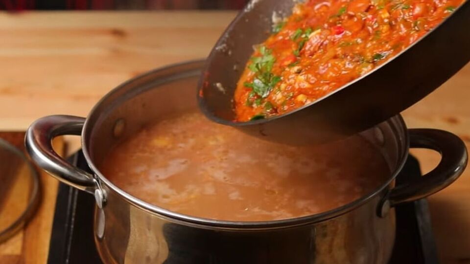 Для приготовления супа нужны копченые ребра и охотничьи колбаски